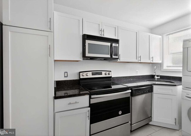 Building Photo - 3065 Patrick Henry Dr