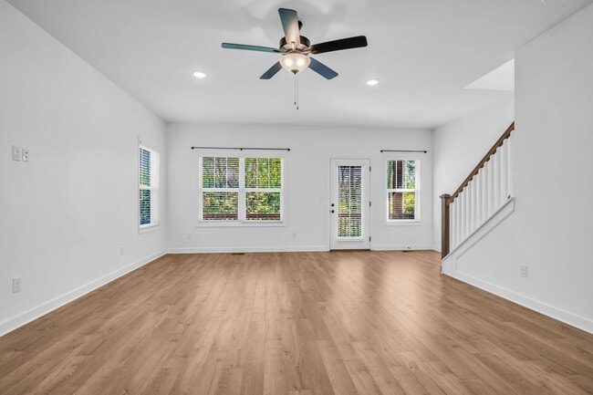 Building Photo - Modern Living in Bellevue