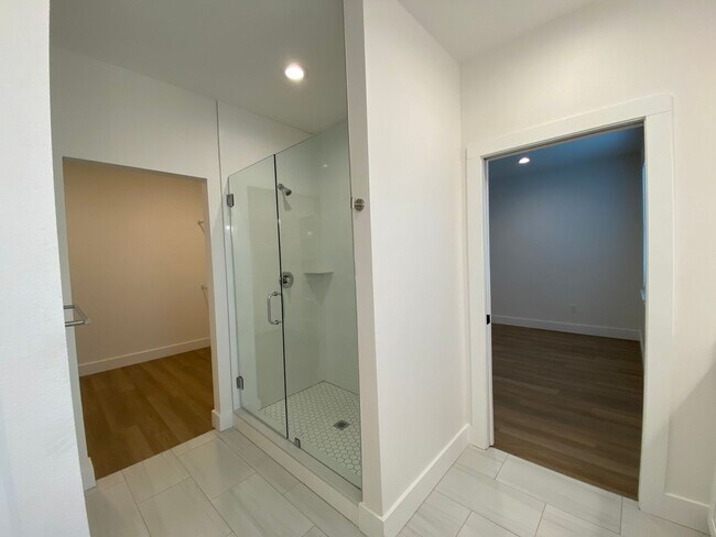 Building Photo - Brand New Craftsman Style Constructed Town...