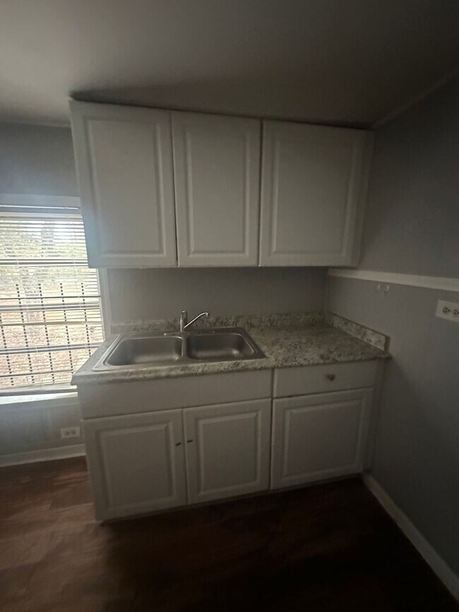 Building Photo - Charming 3 bedroom 1 bath with a huge workshop!