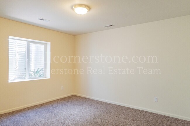 Building Photo - 3305 Hollycrest Dr