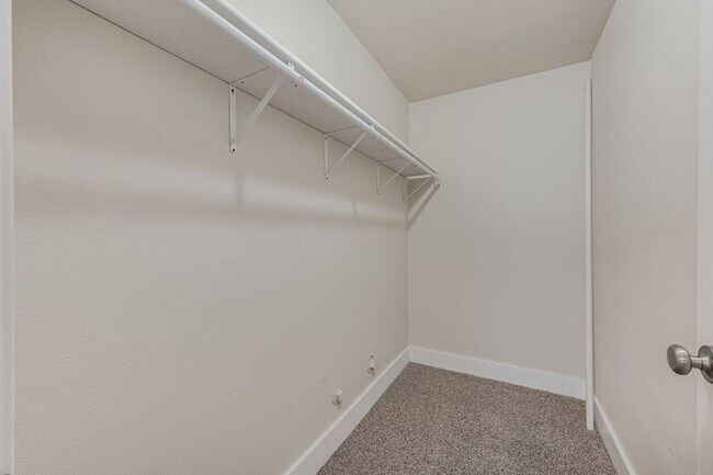 Building Photo - 5 bed 3 bath split level near State Line
