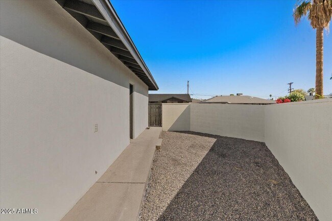 Building Photo - 8617 E Palm Ln