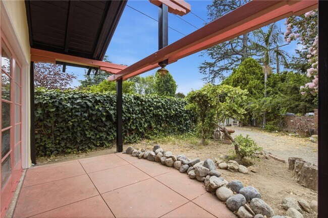 Building Photo - 607 Hacienda Dr