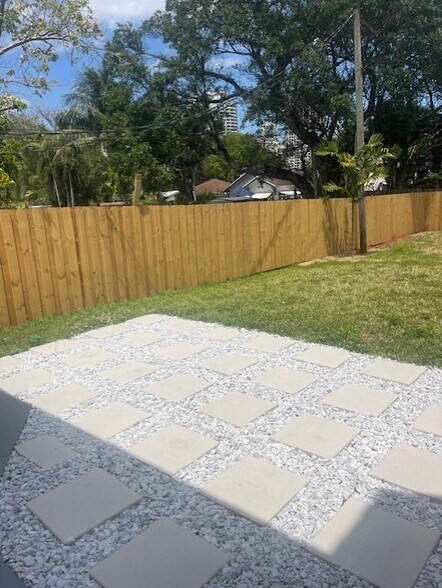 Building Photo - 622 SW 7th Ave