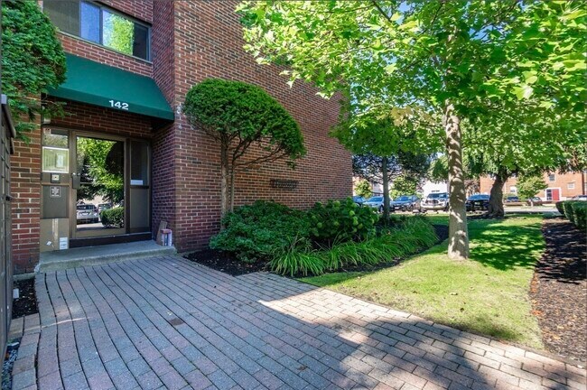 Building Photo - 142 Kenrick St