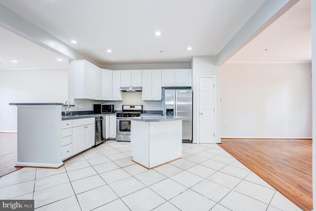 Building Photo - 4302 Day Lily Dr