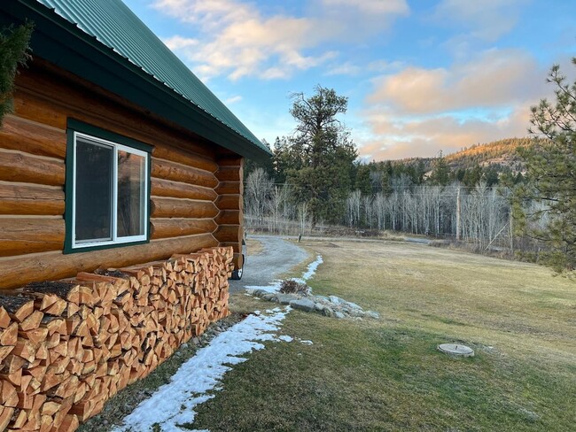 Building Photo - Fully Furnished Cabin with great views. Lo...