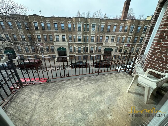 Building Photo - 194 Kelton St