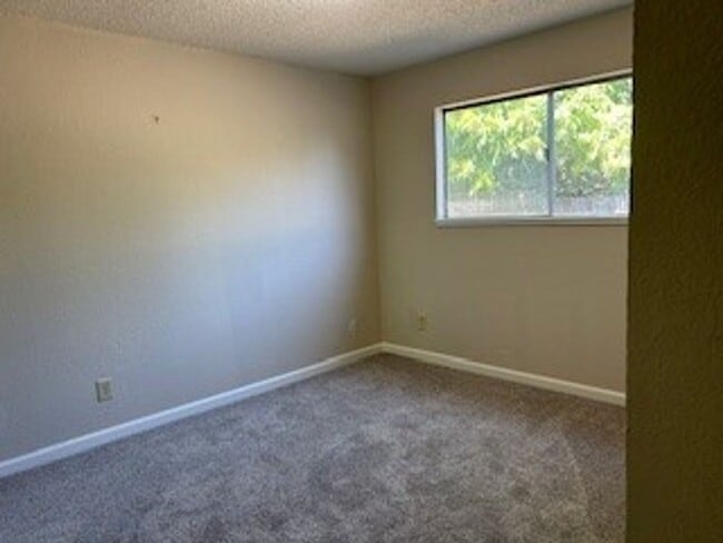 Building Photo - Beamer Duplex