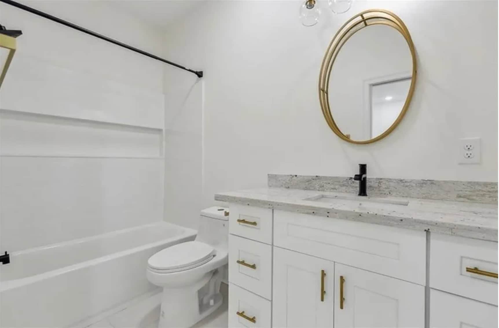 Primary Bathroom - 2106 Tennessee St