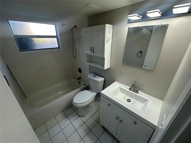 Building Photo - 3200 Fairway Ln