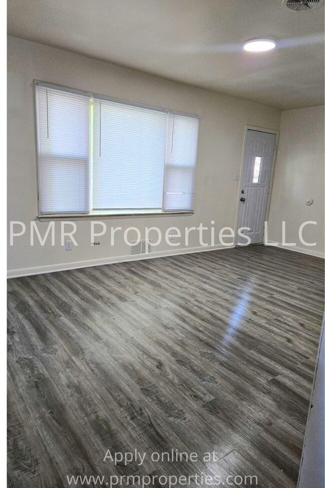 Building Photo - 2 Bedroom/ 1 Bathroom House