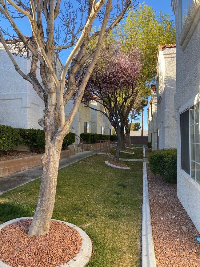 Building Photo - Americana Property Mgmt - Condo 2b - 2b in...