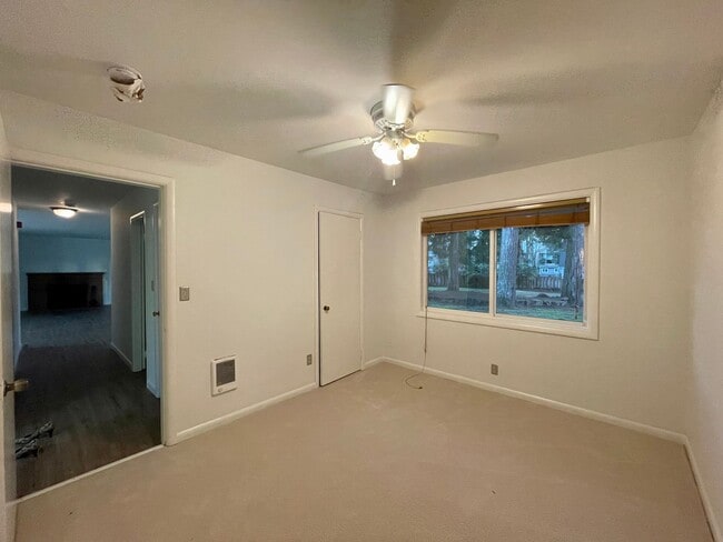 Building Photo - Classic 3 Bedroom 1.5 Bathroom Ranch House in Beaverton!! Great Yard! Cedar Hills~Cedar Mill Nort...