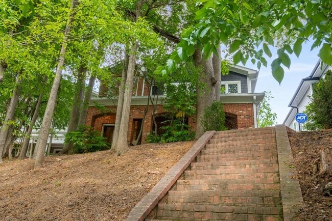 Building Photo - 827 Monroe Dr