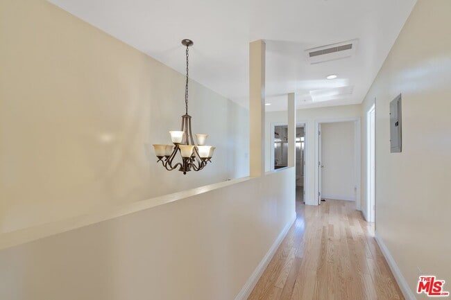 Building Photo - 2018 Hillcrest Dr