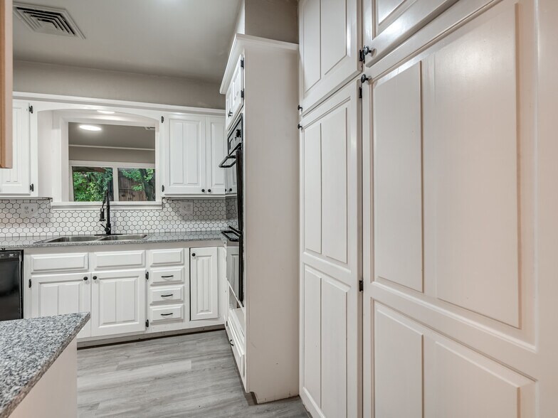 Building Photo - 12136 Thorn Ridge Rd