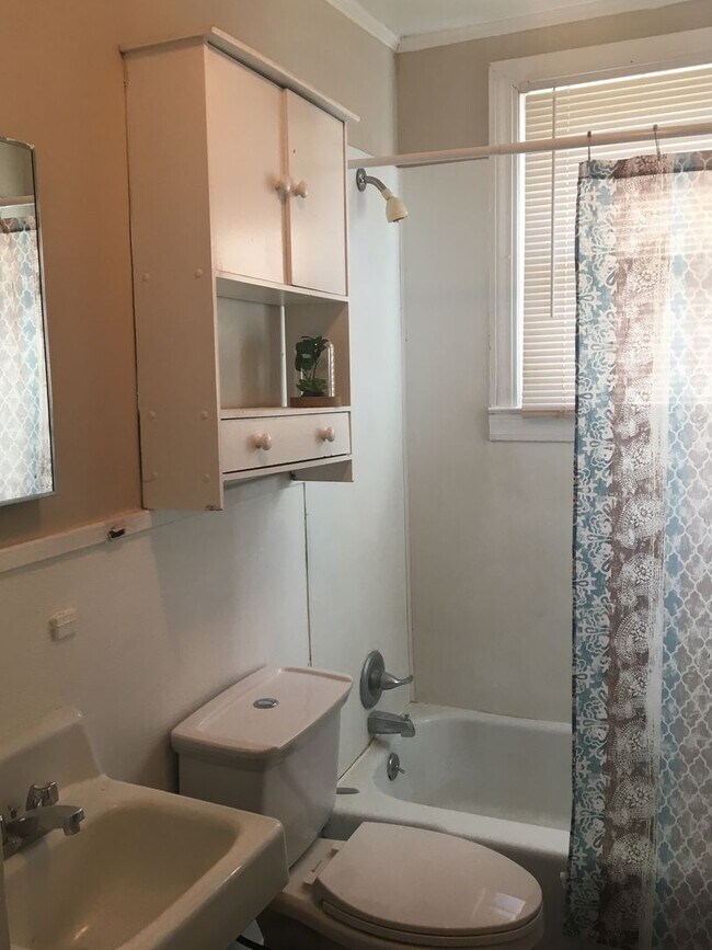 Building Photo - COMING SOON! SPACIOUS 2 Bedroom House! DEPOSIT-FREE Renting option thru OBLIGO! Deposit Alternati...