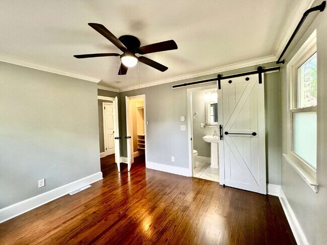 Building Photo - Welcome home to this charming house located near the heart of Charlotte, NC.