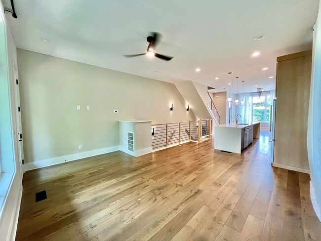 Building Photo - LUXURY Rooftop Terrace Townhome