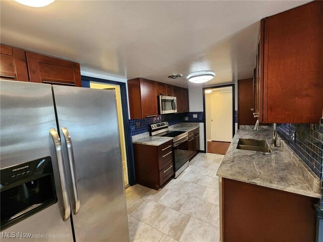 Building Photo - 6960 Carriage Hill Dr