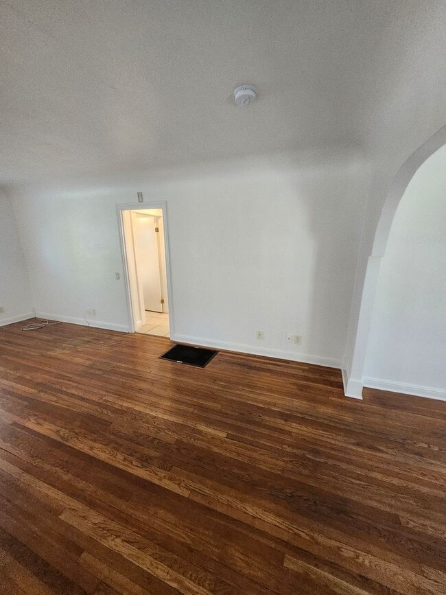 Building Photo - Charming Colonial-Style 2-Bedroom Home in ...