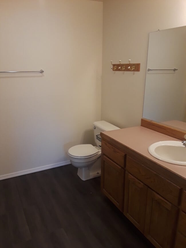 Building Photo - Adorable duplex in Prineville - all new in...
