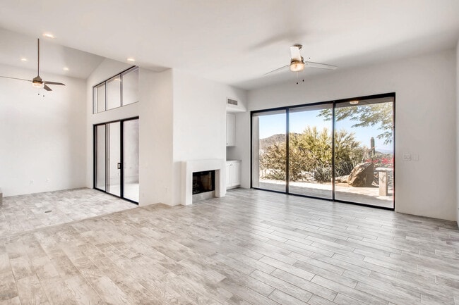 Building Photo - 11015 E Desert Vista Dr