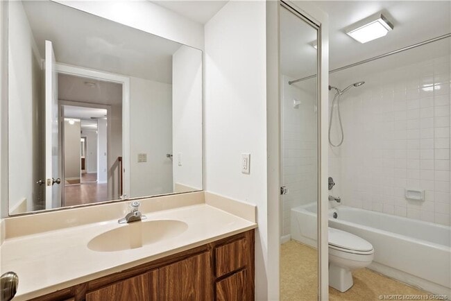 Building Photo - 2930 SW Sunset Trace Cir