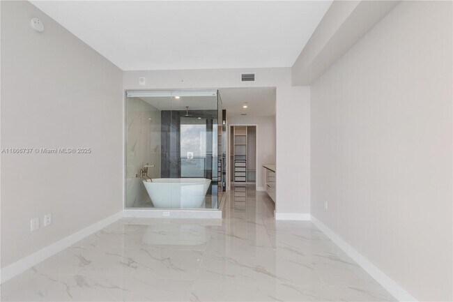 Building Photo - 700 NE 24th St