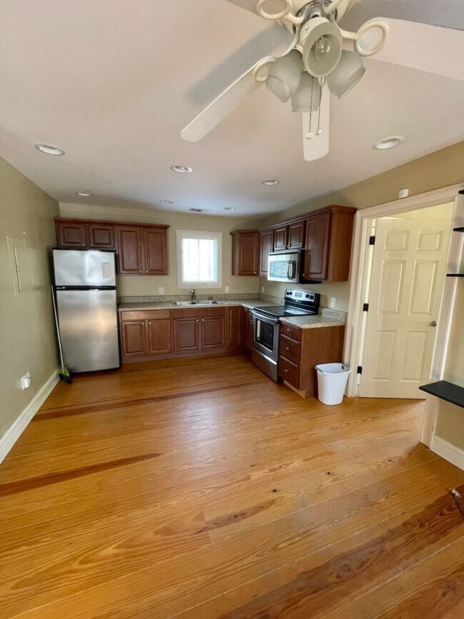 Building Photo - 1 Bedroom / 1 Bathroom Apartment – Walk to Forsyth Park