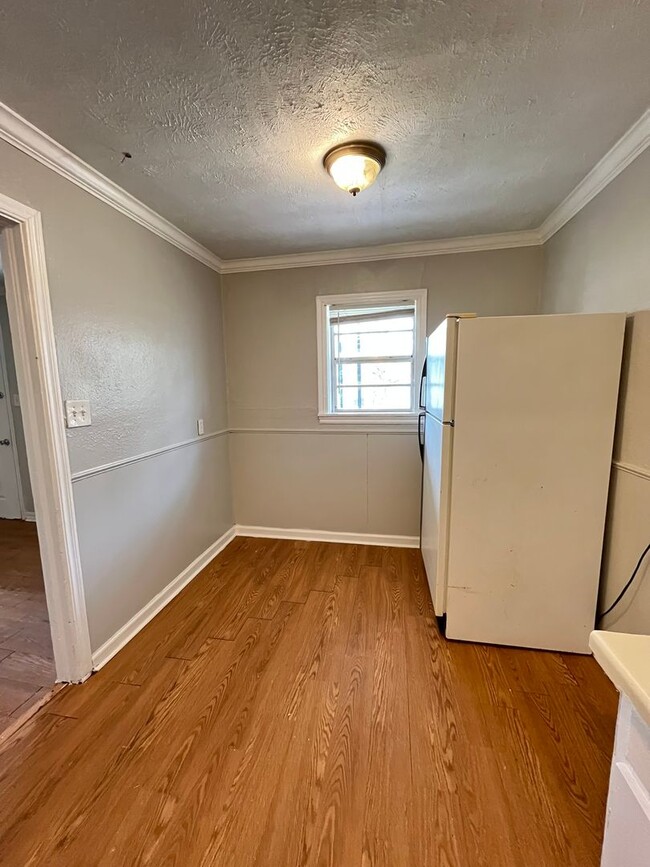 Building Photo - 2 Bed 1 Bath