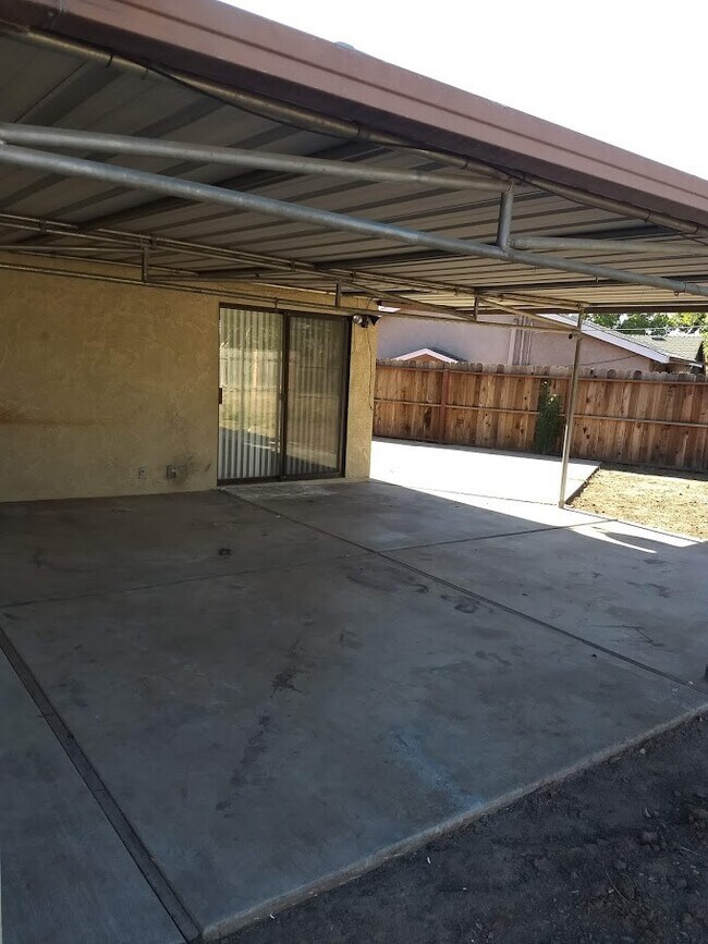 Building Photo - Remodeled 3 Bedroom 2 Bathroom Carmichael ...