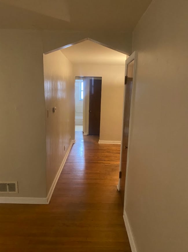 Building Photo - 1008-1010 W Dorothy Ln