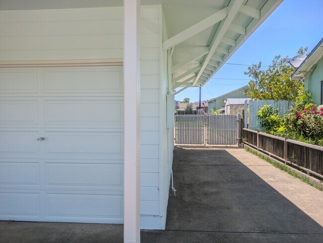 Building Photo - 931 Harold Ln