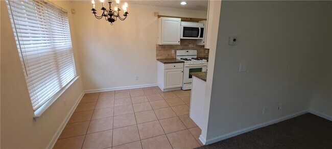 Building Photo - 2395 Lexington Ln