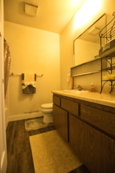 Building Photo - 812 Saddle Dr