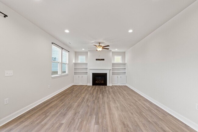 Building Photo - **Beautiful Wendell Home 3/2.5 W/ Fenced in Yard**