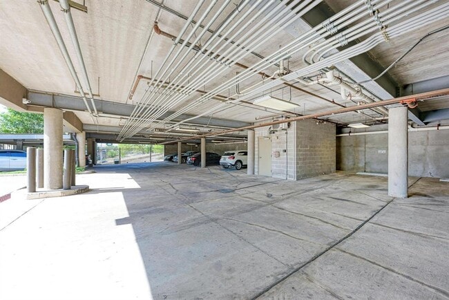 Building Photo - 807 E 14th St