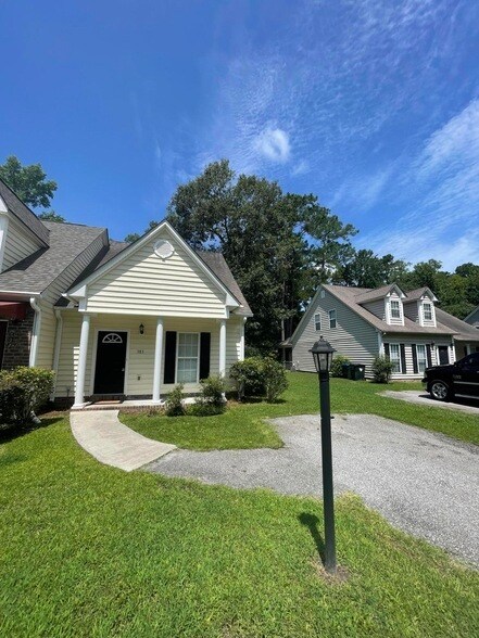 Building Photo - 383 Springview Ln