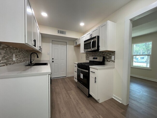 Building Photo - JUST RENOVATED 4/2.5 IN GREAT LEANDER LOCA...