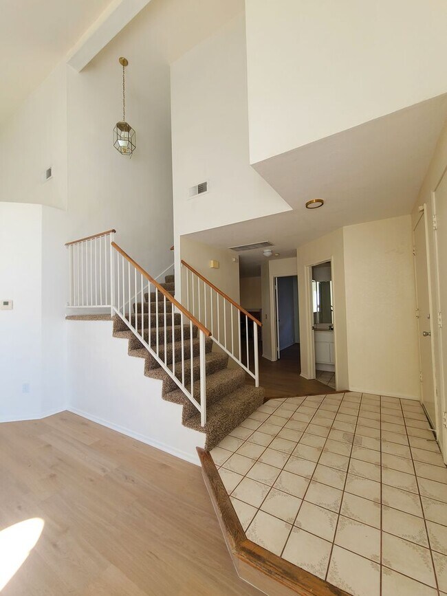 Building Photo - Two-Story 4-Bedroom Home in San Bernardino!