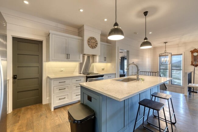 Building Photo - 56 Oak Crescent Cir