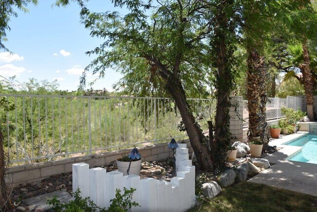 Building Photo - Gorgeous 4 bedroom single story home with ...