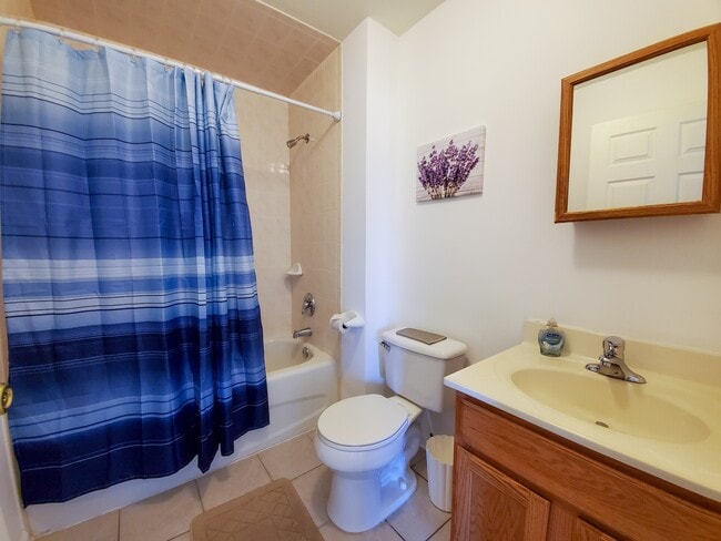 Building Photo - 889 Green St