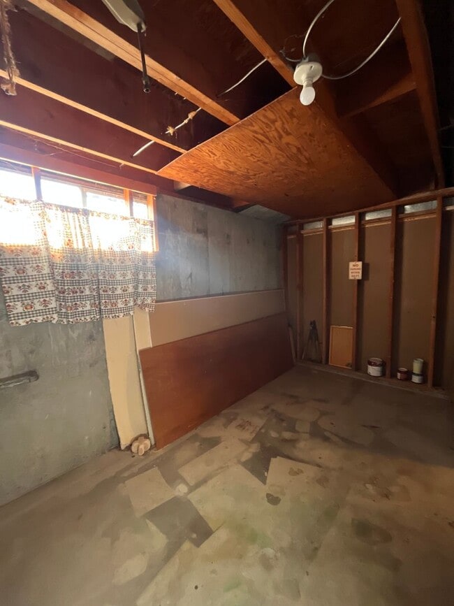 Building Photo - Spacious North Tacoma waterfront Unit with...