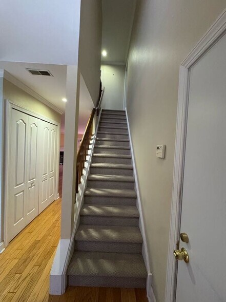 Building Photo - 700 Evergreen Ct