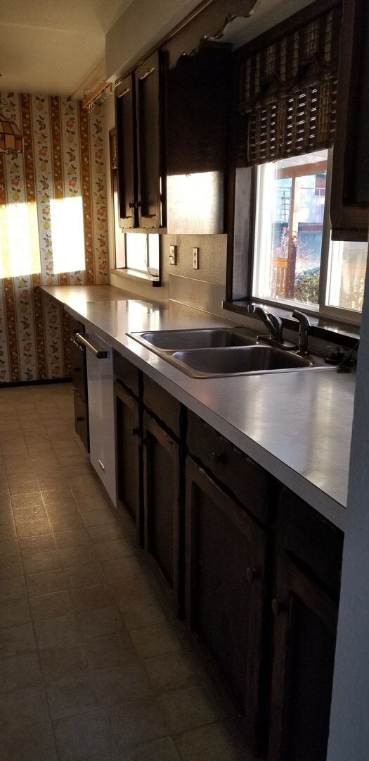 Building Photo - 3 bedroom, 2 bathroom home in well established neighborhood.