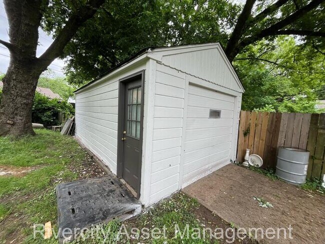 Building Photo - Berclair Beauty with 2 Bonus Bedrooms, Sun...